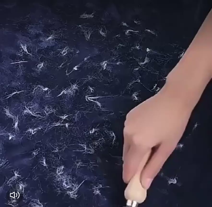 Charger la vidéo : &lt;p&gt;Vous en avez marre de vous battre contre tous ces poils d&#39;animaux qui s&#39;accrochent à vos vêtements et dans chaque recoin de votre maison ?&lt;/p&gt;&lt;p&gt;Découvrez la Brosse Animalands, la solution parfaite pour &lt;strong&gt;éliminer sans effort chaque poil&lt;/strong&gt;, même les plus fins. Utilisez-la sur n&#39;importe quelle surface et &lt;strong&gt;ne laissez aucun poil vous échapper&lt;/strong&gt;. Son design ergonomique vous garantit un &lt;strong&gt;confort optimal à chaque utilisation&lt;/strong&gt; !&lt;/p&gt;&lt;p&gt;&lt;/p&gt;